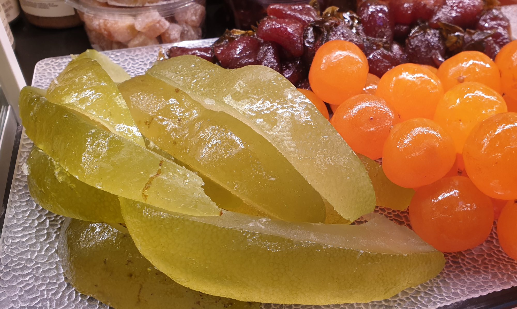 Fruits déguisés pour Noël : dates, pruneaux et pâte d'amande